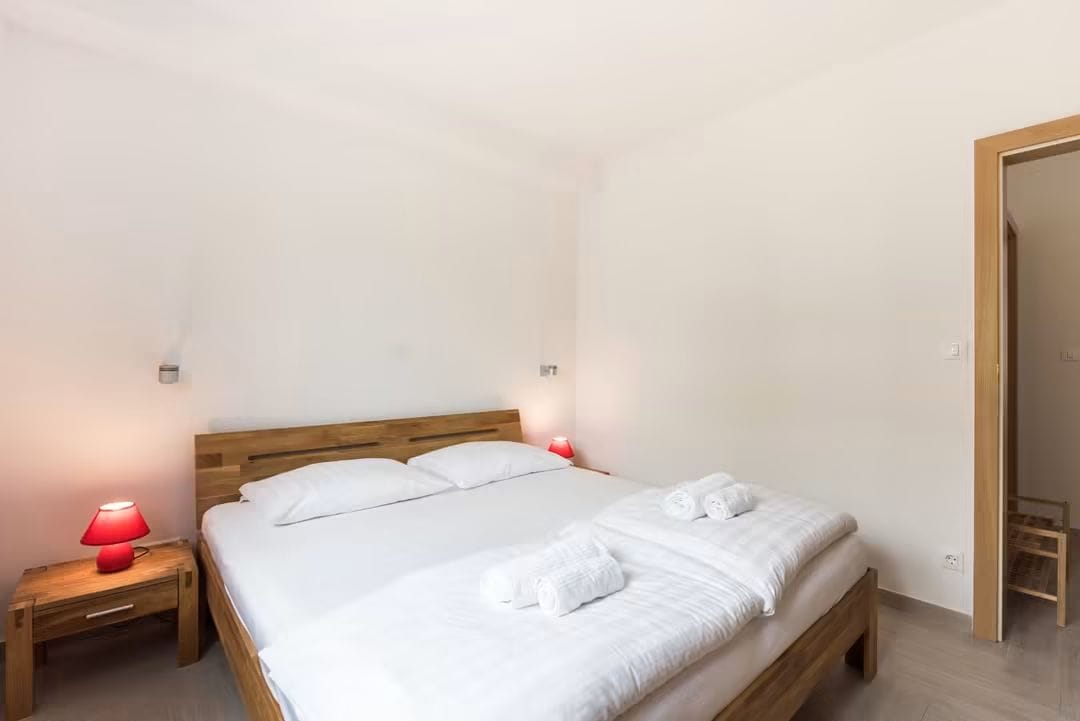 Uređena spavaća soba u apartmanu